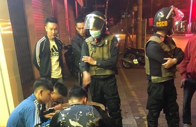 Phạt hành chính 3 thanh niên đua xe, lạng lách, đánh võng